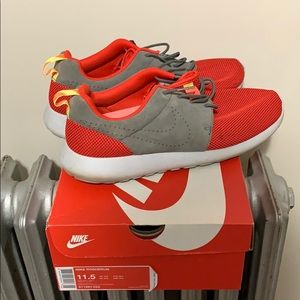 Mens Nike Roshe Runs Size 11.5